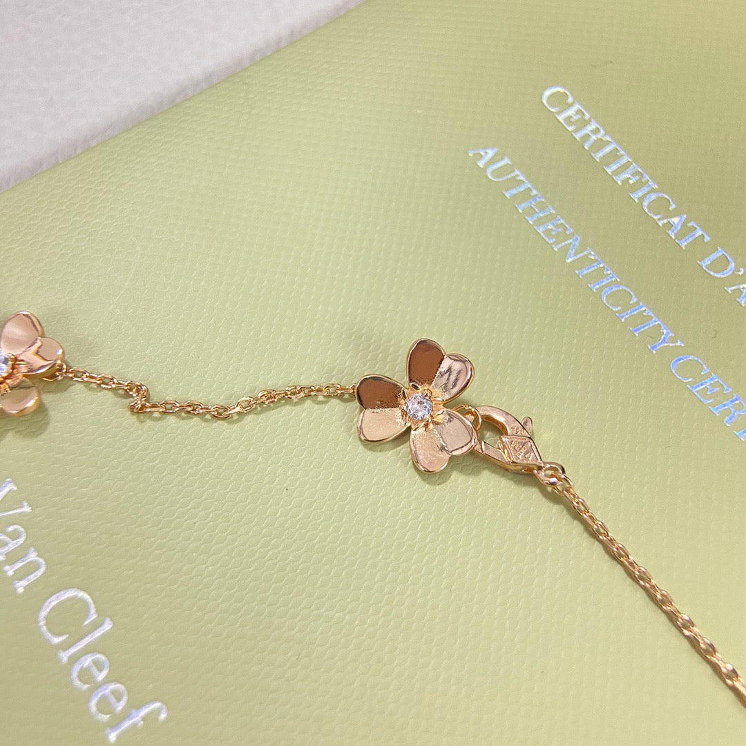 VCA Eight Three-Flower Neckalce