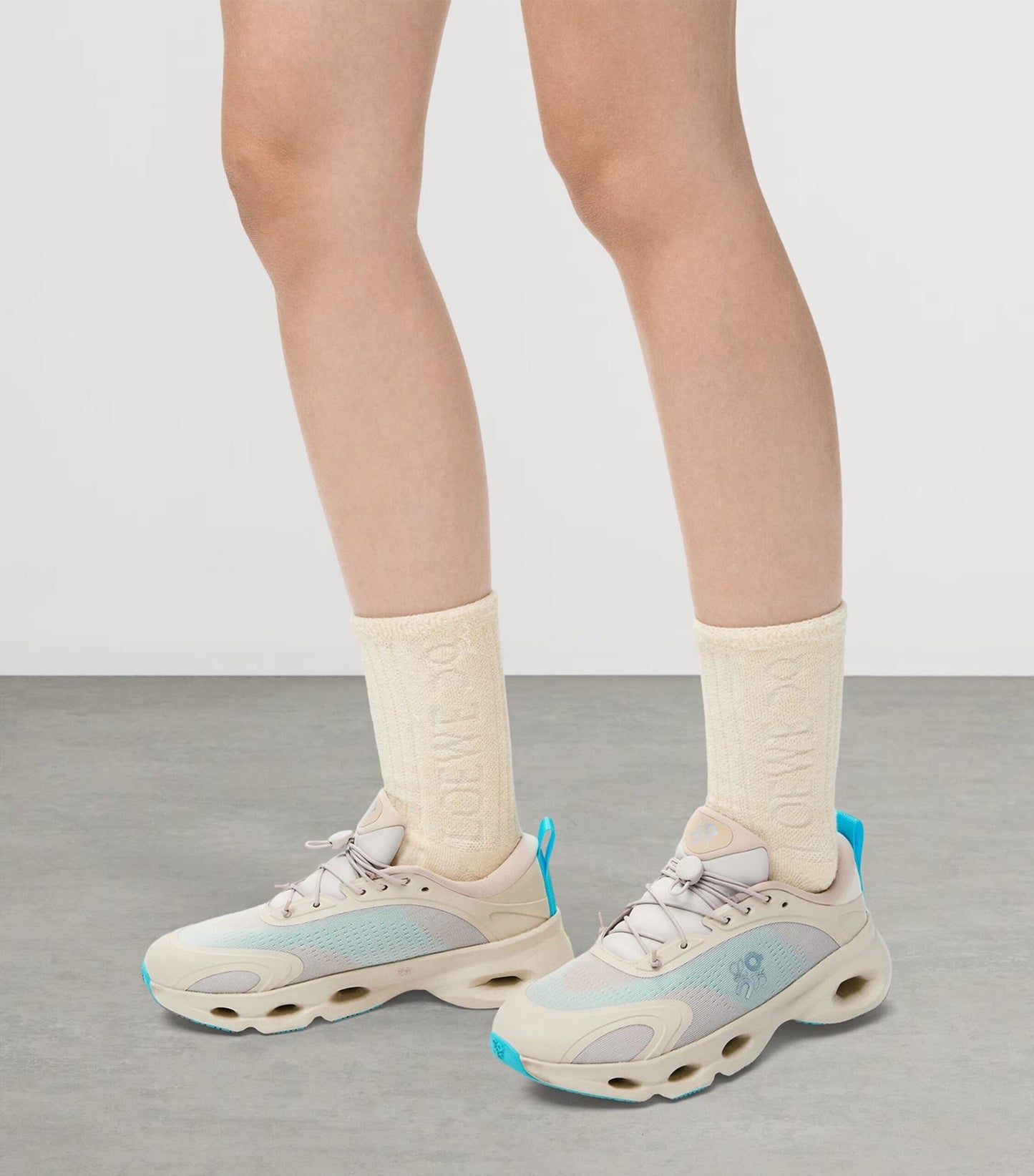 ON Running Cloudsolo LOEWE Sand | Turquoise �Sand | Turquoise