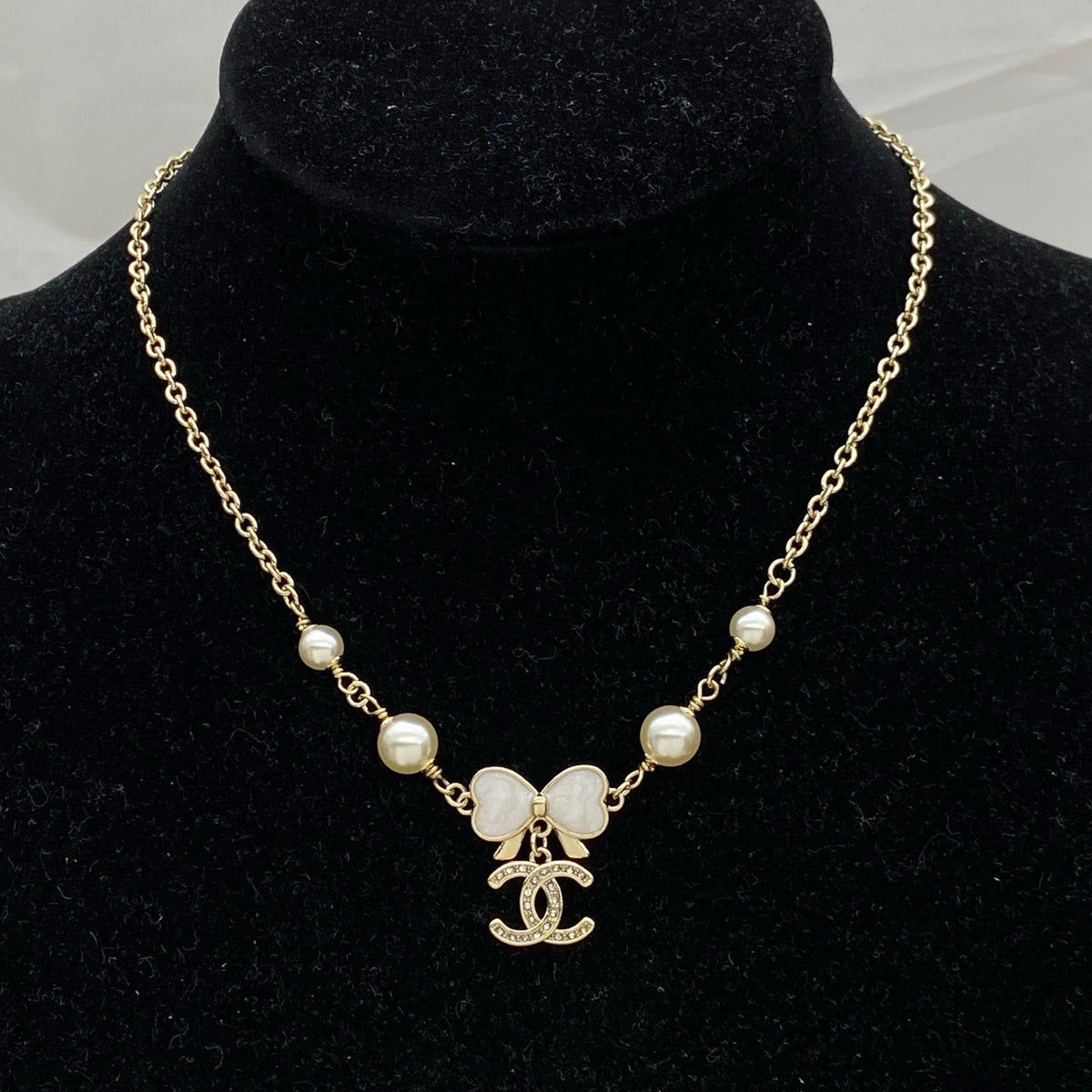 Chanel 25P Bowknot Pearl Necklace